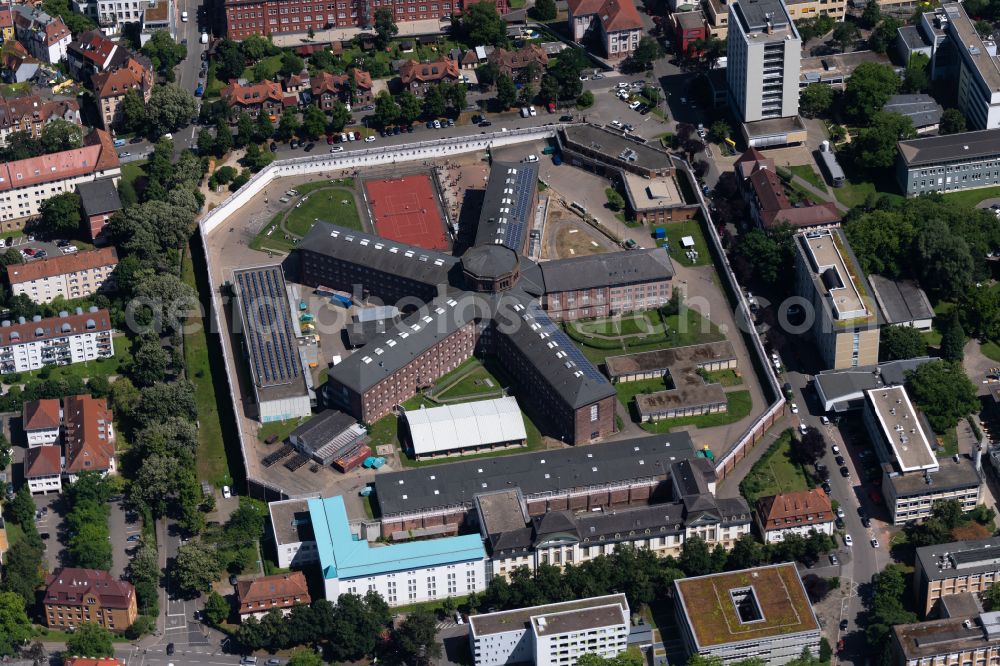 Aerial image Freiburg im Breisgau - Prison grounds and high security fence Prison Justizvollzugsanstalt Freiburg on Hermann-Herder-Strasse in Freiburg im Breisgau in the state Baden-Wurttemberg, Germany