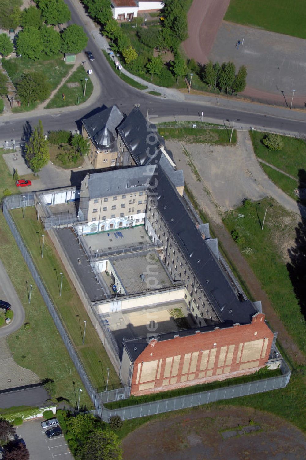 Aerial image HALBERSTADT - Blick auf die Justizvollzugsanstalt Halberstadt - sie ist eine Anstalt des geschlossen Vollzuges für männliche erwachsene Strafgefangene und Untersuchungsgefangene, männliche jugendliche bzw. heranwachsende Untersuchungsgefangene sowie weibliche erwachsene und jugendliche bzw. heranwachsende Untersuchungsgefangene. Ferner für Erstverbüßer mit einem Strafmaß bis zu 3 Jahren Freiheitsstrafe im offenen Vollzug und für die Unterbringung weiblicher Transportgefangener.Sie verfügt über 126 Haftplätze.