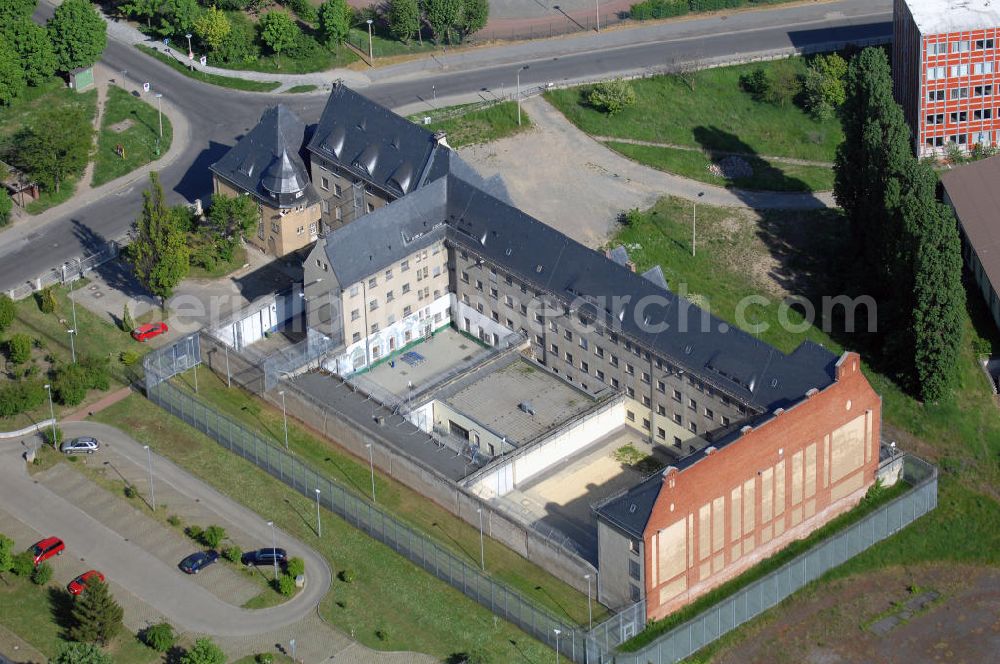 Aerial photograph HALBERSTADT - Blick auf die Justizvollzugsanstalt Halberstadt - sie ist eine Anstalt des geschlossen Vollzuges für männliche erwachsene Strafgefangene und Untersuchungsgefangene, männliche jugendliche bzw. heranwachsende Untersuchungsgefangene sowie weibliche erwachsene und jugendliche bzw. heranwachsende Untersuchungsgefangene. Ferner für Erstverbüßer mit einem Strafmaß bis zu 3 Jahren Freiheitsstrafe im offenen Vollzug und für die Unterbringung weiblicher Transportgefangener.Sie verfügt über 126 Haftplätze.