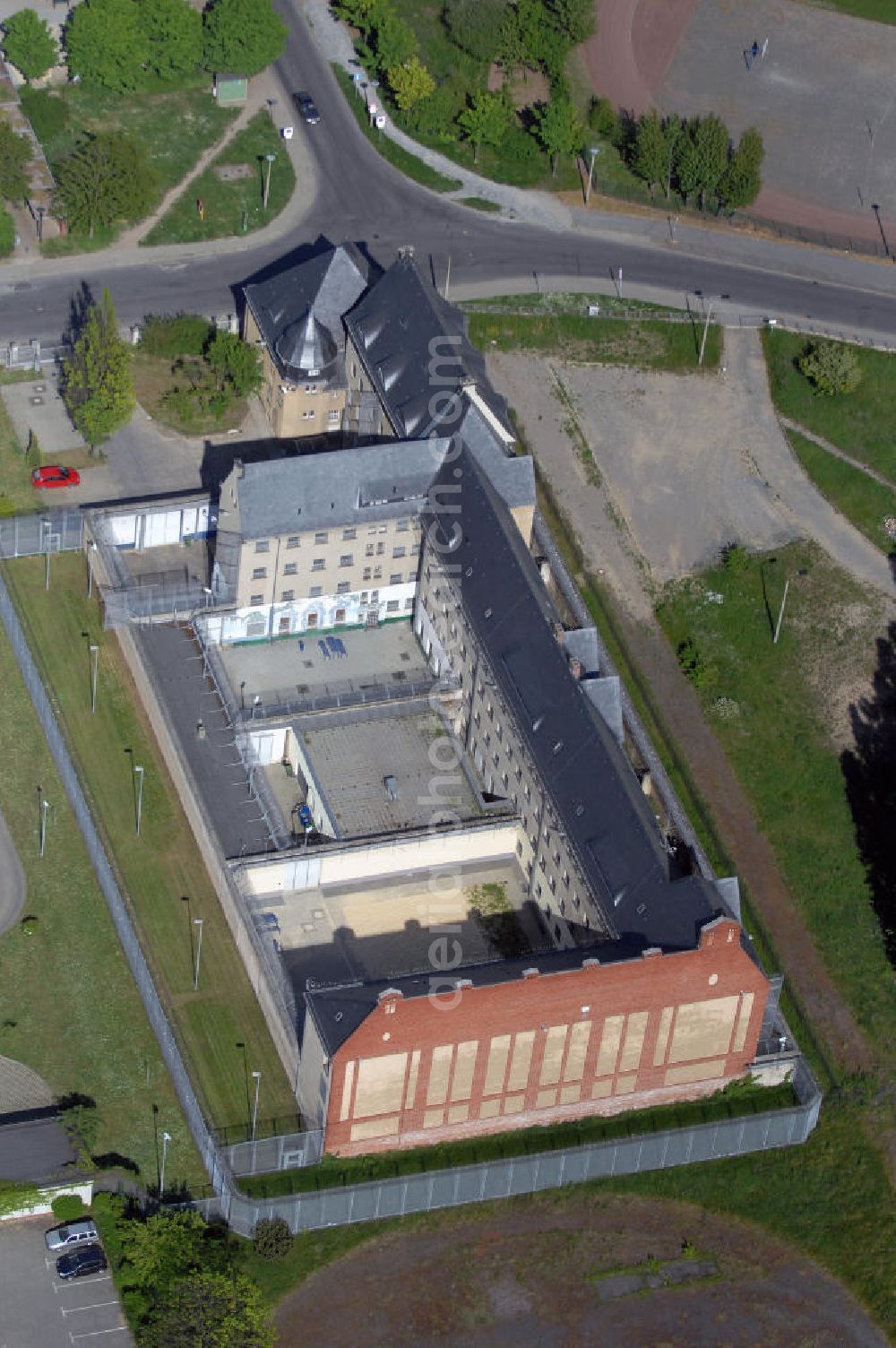 HALBERSTADT from above - Blick auf die Justizvollzugsanstalt Halberstadt - sie ist eine Anstalt des geschlossen Vollzuges für männliche erwachsene Strafgefangene und Untersuchungsgefangene, männliche jugendliche bzw. heranwachsende Untersuchungsgefangene sowie weibliche erwachsene und jugendliche bzw. heranwachsende Untersuchungsgefangene. Ferner für Erstverbüßer mit einem Strafmaß bis zu 3 Jahren Freiheitsstrafe im offenen Vollzug und für die Unterbringung weiblicher Transportgefangener.Sie verfügt über 126 Haftplätze.