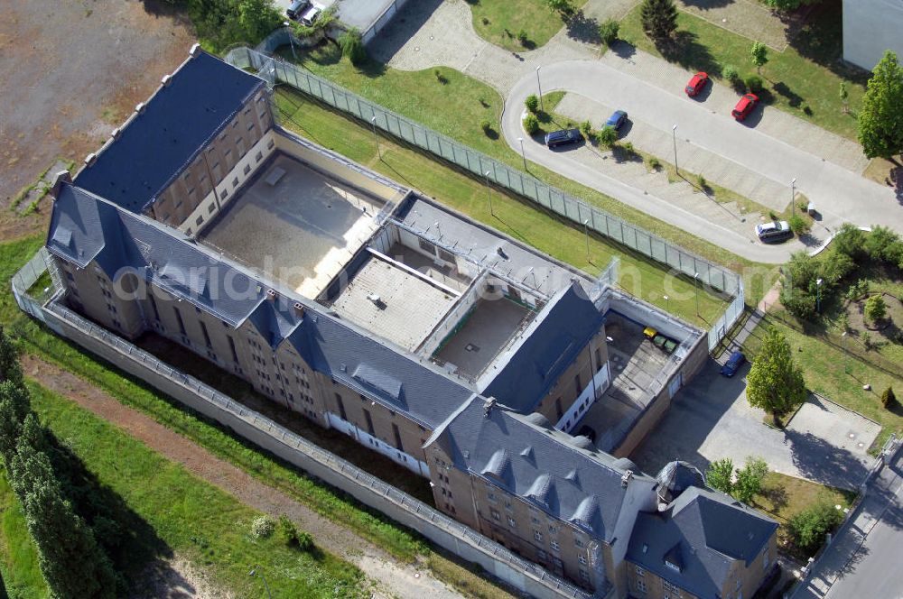 HALBERSTADT from the bird's eye view: Blick auf die Justizvollzugsanstalt Halberstadt - sie ist eine Anstalt des geschlossen Vollzuges für männliche erwachsene Strafgefangene und Untersuchungsgefangene, männliche jugendliche bzw. heranwachsende Untersuchungsgefangene sowie weibliche erwachsene und jugendliche bzw. heranwachsende Untersuchungsgefangene. Ferner für Erstverbüßer mit einem Strafmaß bis zu 3 Jahren Freiheitsstrafe im offenen Vollzug und für die Unterbringung weiblicher Transportgefangener.Sie verfügt über 126 Haftplätze.