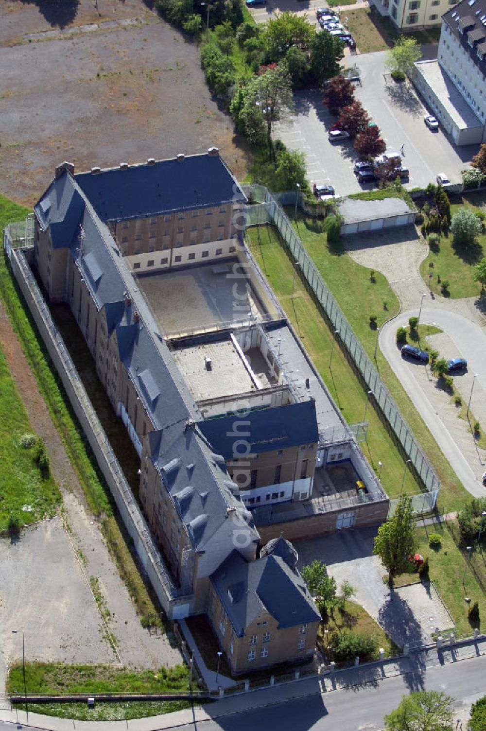 Aerial photograph HALBERSTADT - Blick auf die Justizvollzugsanstalt Halberstadt - sie ist eine Anstalt des geschlossen Vollzuges für männliche erwachsene Strafgefangene und Untersuchungsgefangene, männliche jugendliche bzw. heranwachsende Untersuchungsgefangene sowie weibliche erwachsene und jugendliche bzw. heranwachsende Untersuchungsgefangene. Ferner für Erstverbüßer mit einem Strafmaß bis zu 3 Jahren Freiheitsstrafe im offenen Vollzug und für die Unterbringung weiblicher Transportgefangener.Sie verfügt über 126 Haftplätze.