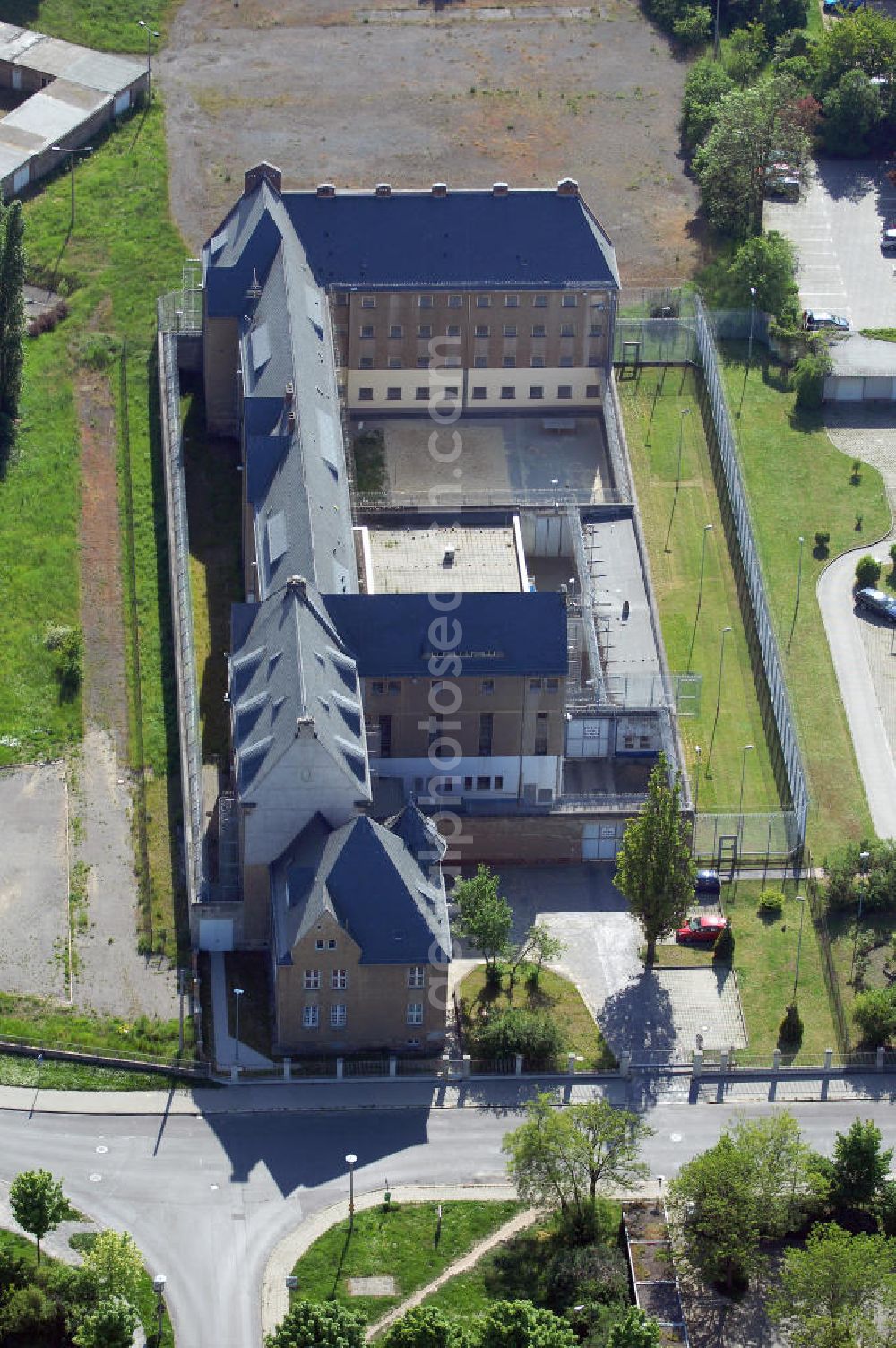 HALBERSTADT from above - Blick auf die Justizvollzugsanstalt Halberstadt - sie ist eine Anstalt des geschlossen Vollzuges für männliche erwachsene Strafgefangene und Untersuchungsgefangene, männliche jugendliche bzw. heranwachsende Untersuchungsgefangene sowie weibliche erwachsene und jugendliche bzw. heranwachsende Untersuchungsgefangene. Ferner für Erstverbüßer mit einem Strafmaß bis zu 3 Jahren Freiheitsstrafe im offenen Vollzug und für die Unterbringung weiblicher Transportgefangener.Sie verfügt über 126 Haftplätze.