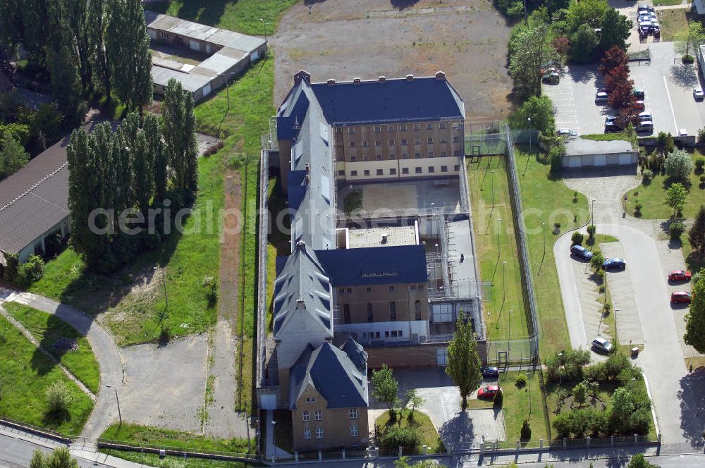 HALBERSTADT from the bird's eye view: Blick auf die Justizvollzugsanstalt Halberstadt - sie ist eine Anstalt des geschlossen Vollzuges für männliche erwachsene Strafgefangene und Untersuchungsgefangene, männliche jugendliche bzw. heranwachsende Untersuchungsgefangene sowie weibliche erwachsene und jugendliche bzw. heranwachsende Untersuchungsgefangene. Ferner für Erstverbüßer mit einem Strafmaß bis zu 3 Jahren Freiheitsstrafe im offenen Vollzug und für die Unterbringung weiblicher Transportgefangener.Sie verfügt über 126 Haftplätze.