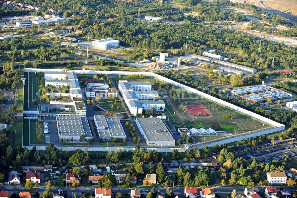 Cottbus from above - Die Justizvollzugsanstalt, kurz JVA Cottbus-Dissenchen im Land Brandenburg bietet Platz für 600 Häftlinge. The prison Cottbus-Dissenchen in Brandenburg offers space for 600 prisoners.