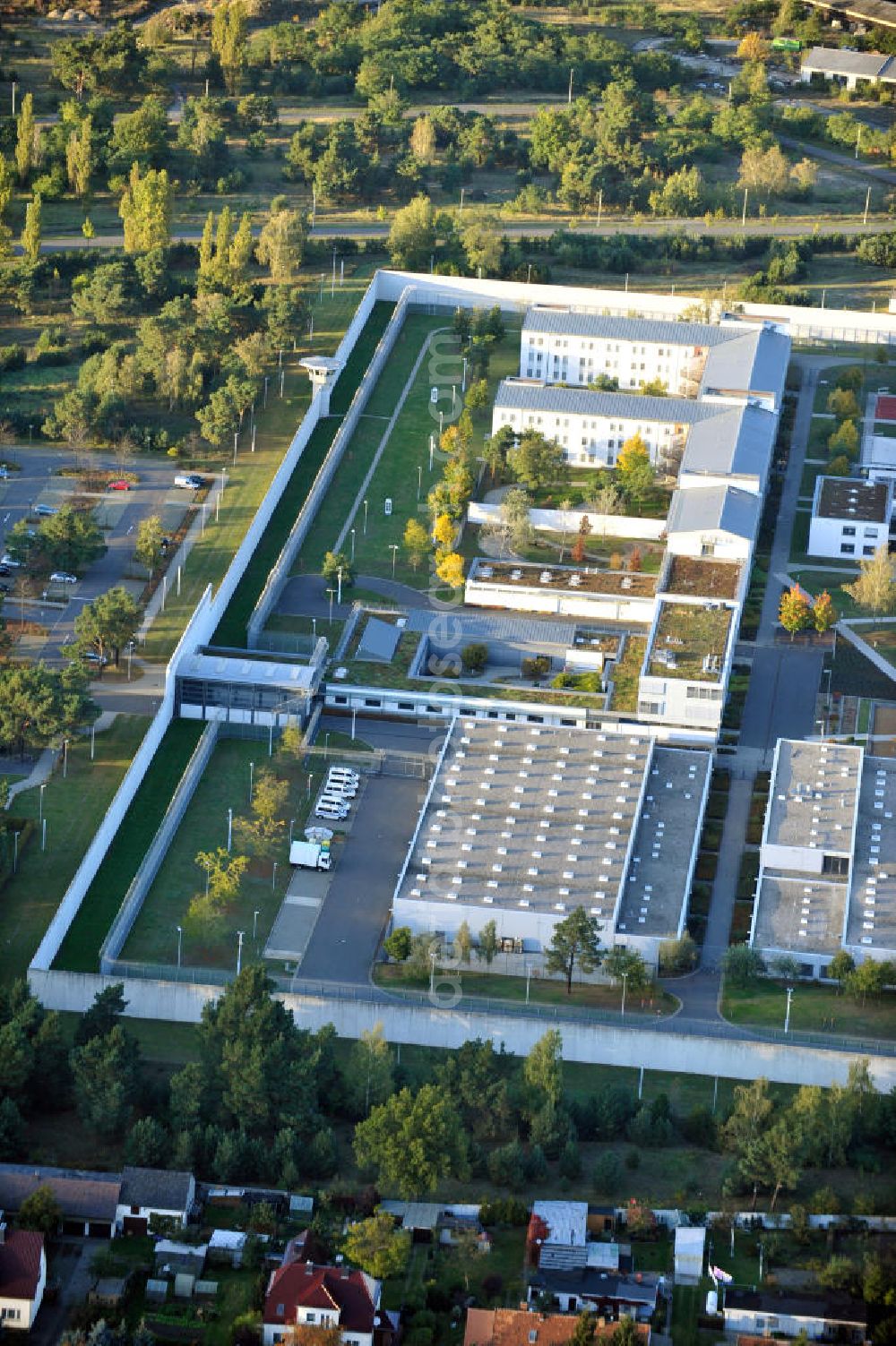 Cottbus from the bird's eye view: Die Justizvollzugsanstalt, kurz JVA Cottbus-Dissenchen im Land Brandenburg bietet Platz für 600 Häftlinge. The prison Cottbus-Dissenchen in Brandenburg offers space for 600 prisoners.