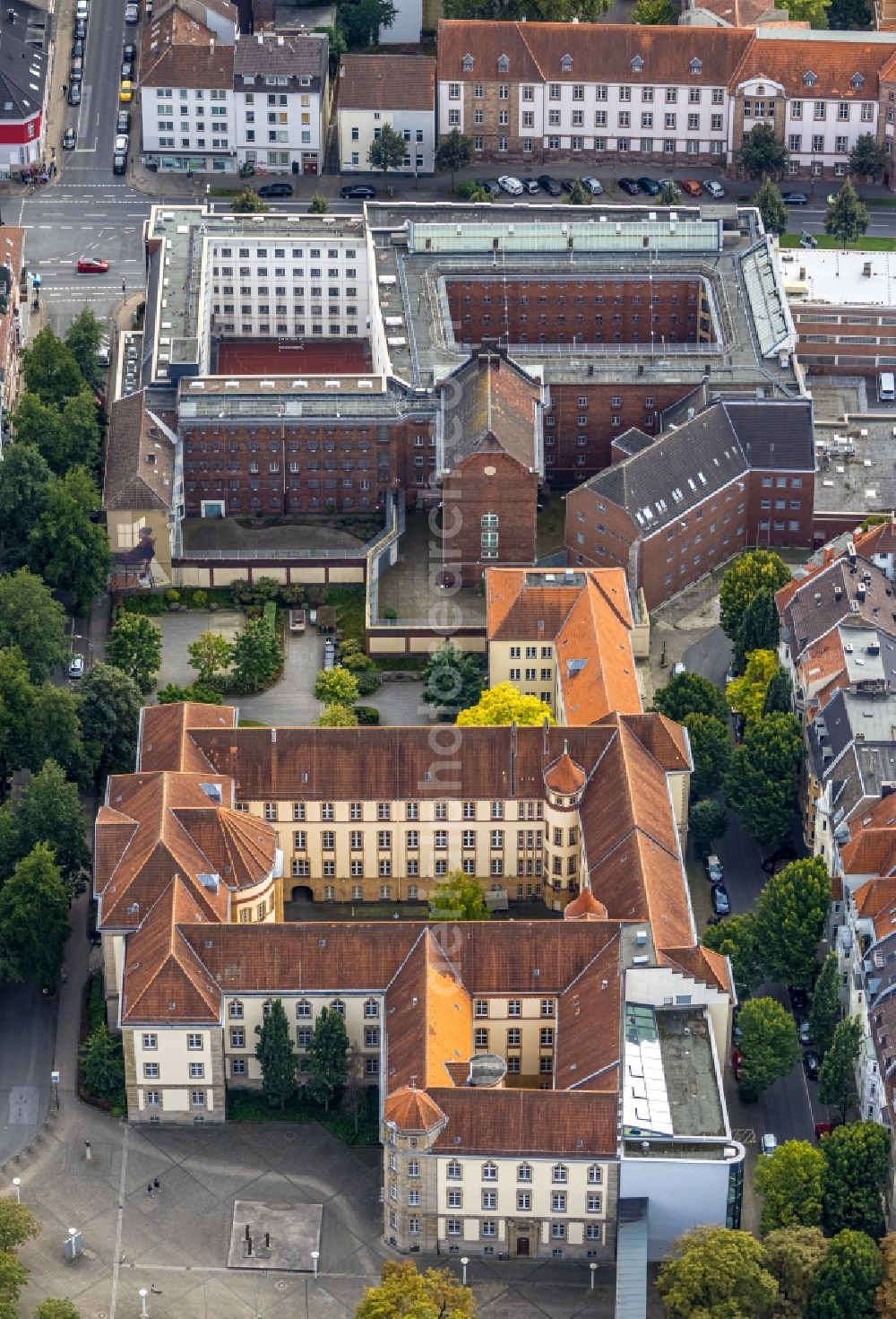 Dortmund from the bird's eye view: Prison grounds and high security fence Prison Dortmund on Luebecker Strasse next to the Amtsgericht Dortmund on Richtstrasse in the district Kaiserbrunnen in Dortmund at Ruhrgebiet in the state North Rhine-Westphalia, Germany