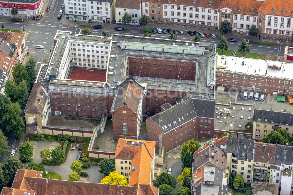 Aerial image Dortmund - Prison grounds and high security fence Prison Dortmund on Luebecker Strasse next to the Amtsgericht Dortmund on Richtstrasse in the district Kaiserbrunnen in Dortmund at Ruhrgebiet in the state North Rhine-Westphalia, Germany