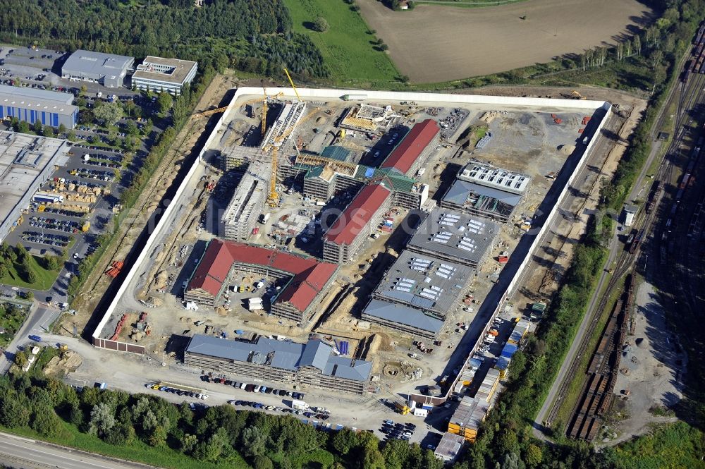 Ratingen from the bird's eye view: Prison grounds and high security fence Prison Justizvollzugsanstalt Duesseldorf on Oberhausener Strasse in Ratingen in the state North Rhine-Westphalia, Germany