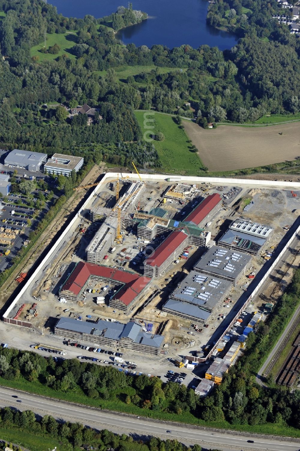 Aerial image Ratingen - Prison grounds and high security fence Prison Justizvollzugsanstalt Duesseldorf on Oberhausener Strasse in Ratingen in the state North Rhine-Westphalia, Germany