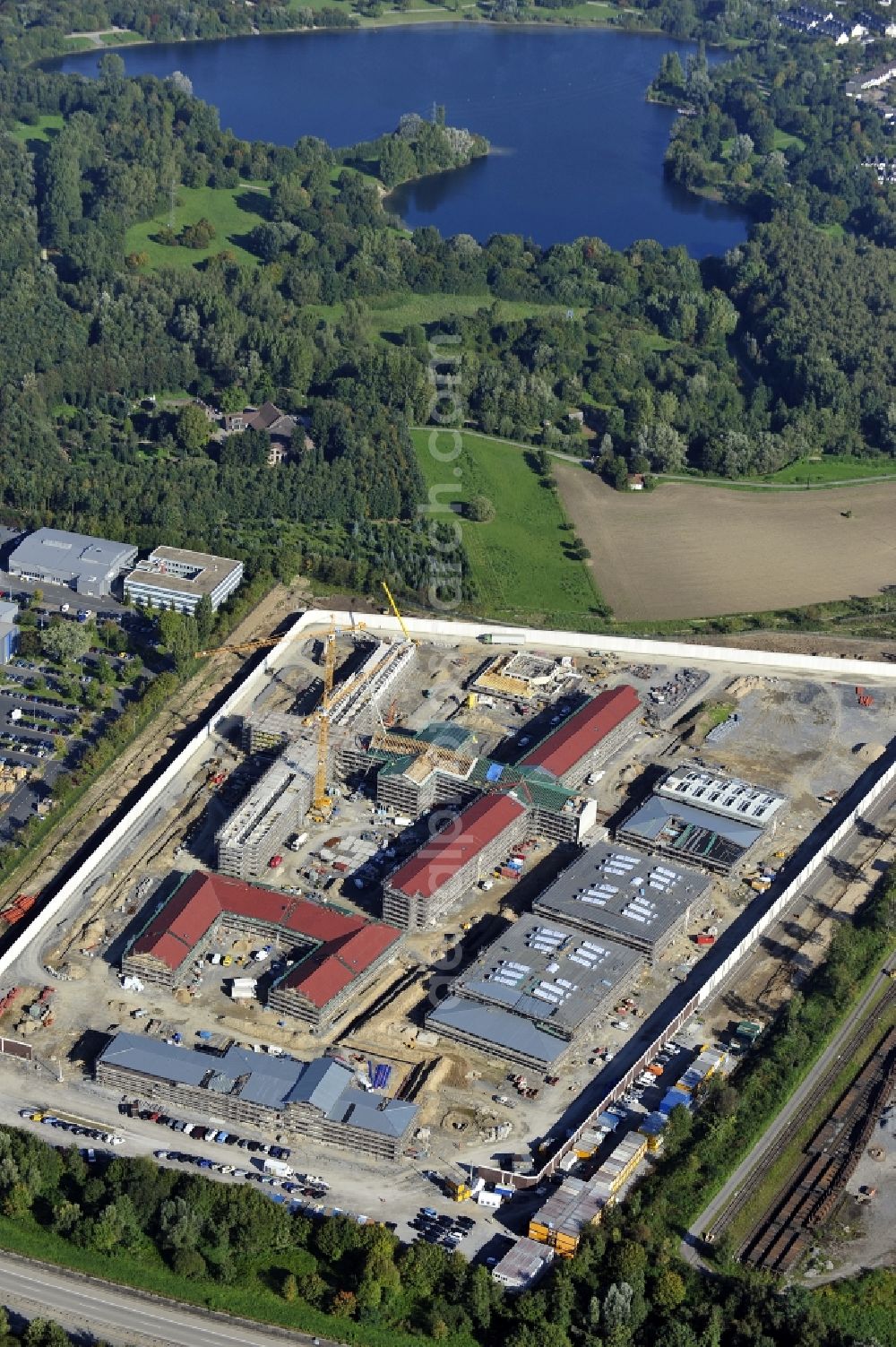 Aerial photograph Ratingen - Prison grounds and high security fence Prison Justizvollzugsanstalt Duesseldorf on Oberhausener Strasse in Ratingen in the state North Rhine-Westphalia, Germany