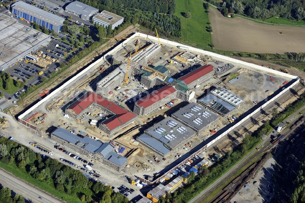 Ratingen from above - Prison grounds and high security fence Prison Justizvollzugsanstalt Duesseldorf on Oberhausener Strasse in Ratingen in the state North Rhine-Westphalia, Germany