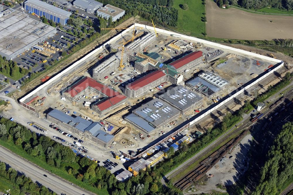 Ratingen from the bird's eye view: Prison grounds and high security fence Prison Justizvollzugsanstalt Duesseldorf on Oberhausener Strasse in Ratingen in the state North Rhine-Westphalia, Germany