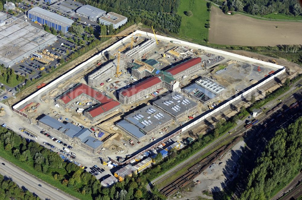 Aerial image Ratingen - Prison grounds and high security fence Prison Justizvollzugsanstalt Duesseldorf on Oberhausener Strasse in Ratingen in the state North Rhine-Westphalia, Germany