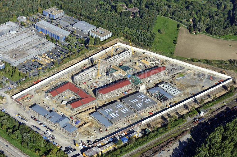 Aerial photograph Ratingen - Prison grounds and high security fence Prison Justizvollzugsanstalt Duesseldorf on Oberhausener Strasse in Ratingen in the state North Rhine-Westphalia, Germany