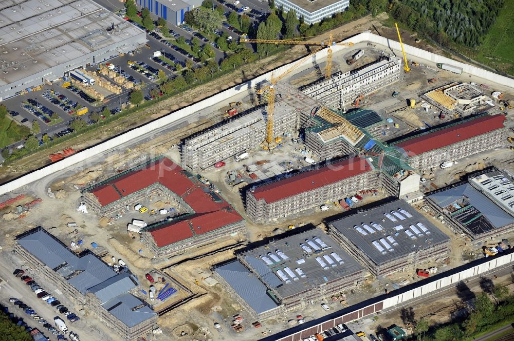 Ratingen from above - Prison grounds and high security fence Prison Justizvollzugsanstalt Duesseldorf on Oberhausener Strasse in Ratingen in the state North Rhine-Westphalia, Germany