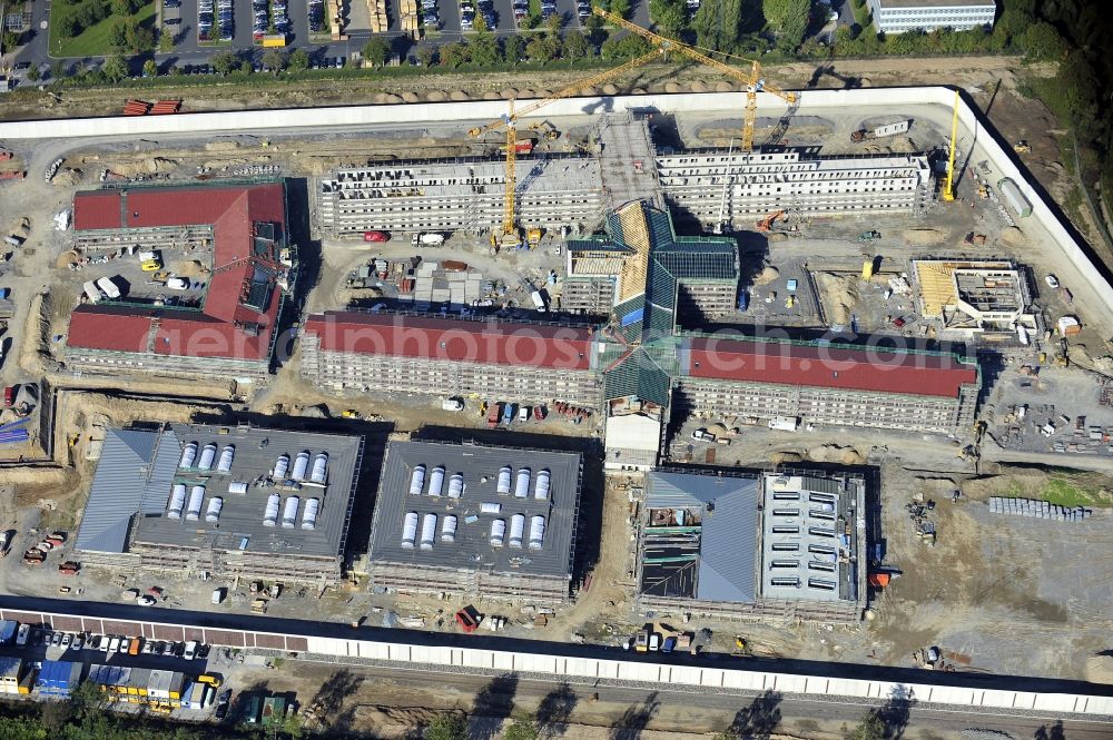 Ratingen from the bird's eye view: Prison grounds and high security fence Prison Justizvollzugsanstalt Duesseldorf on Oberhausener Strasse in Ratingen in the state North Rhine-Westphalia, Germany