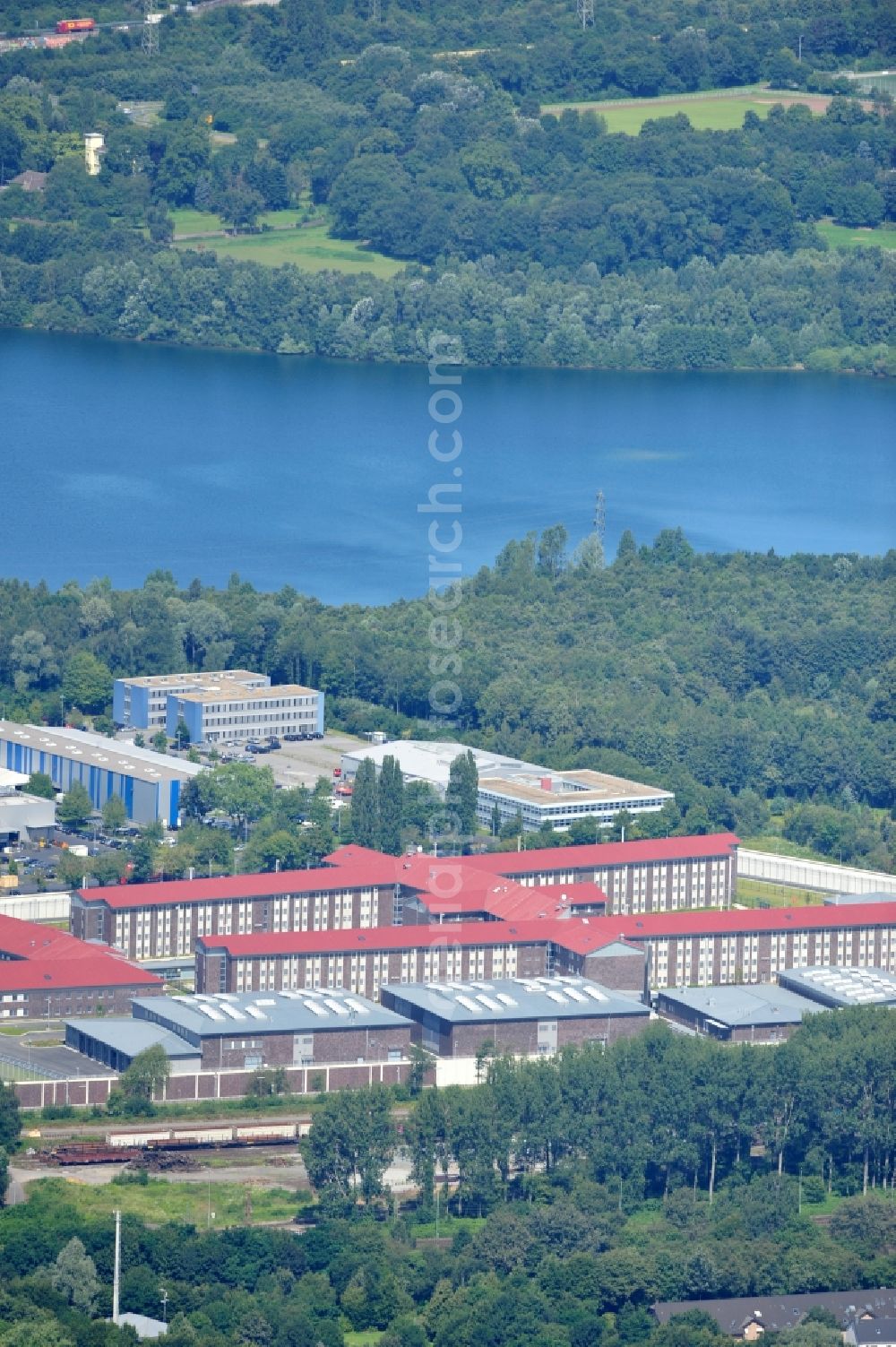 Aerial image Ratingen - Prison grounds and high security fence Prison Justizvollzugsanstalt Duesseldorf on Oberhausener Strasse in Ratingen in the state North Rhine-Westphalia, Germany