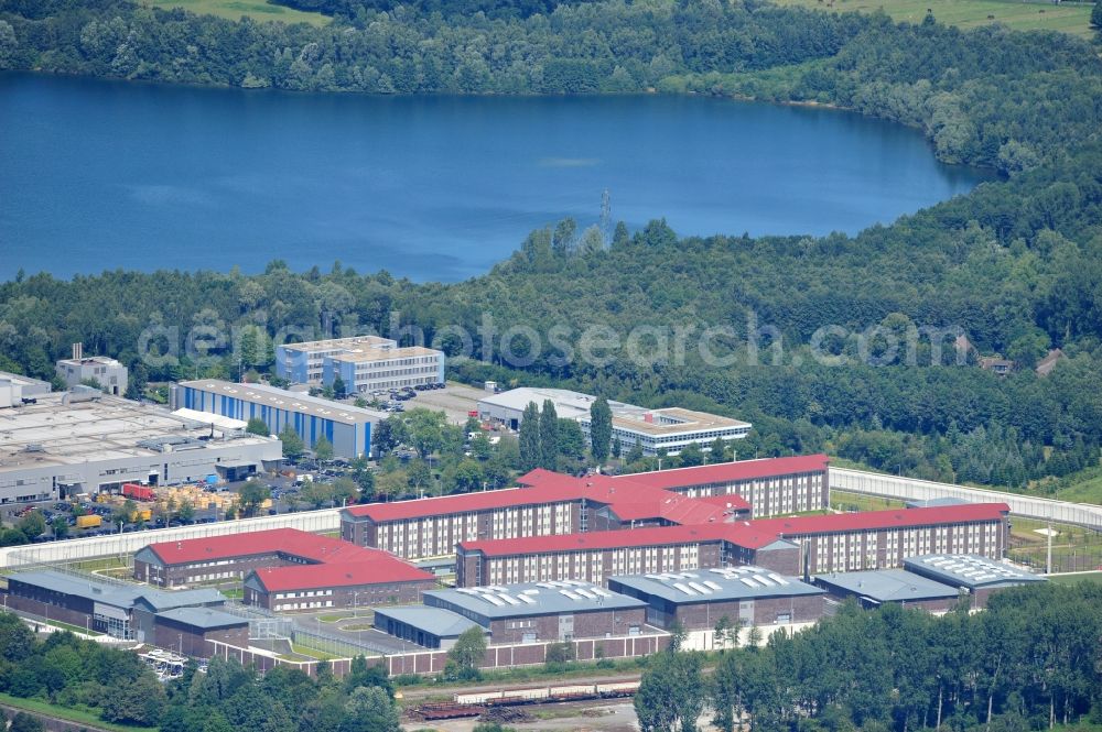 Ratingen from the bird's eye view: Prison grounds and high security fence Prison Justizvollzugsanstalt Duesseldorf on Oberhausener Strasse in Ratingen in the state North Rhine-Westphalia, Germany