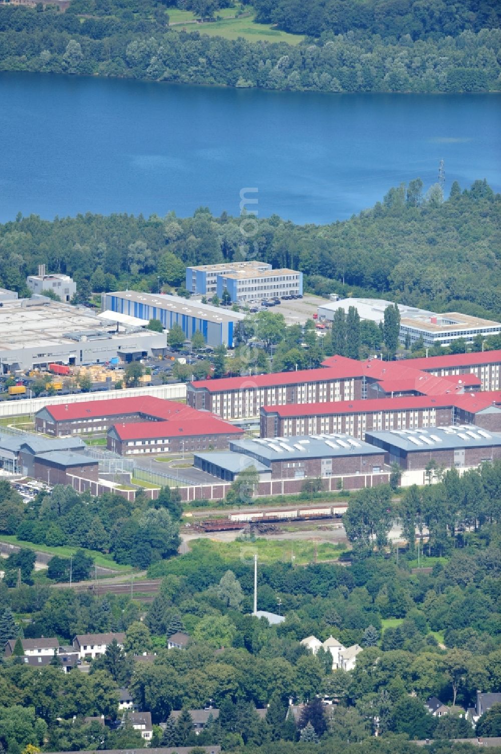 Aerial photograph Ratingen - Prison grounds and high security fence Prison Justizvollzugsanstalt Duesseldorf on Oberhausener Strasse in Ratingen in the state North Rhine-Westphalia, Germany