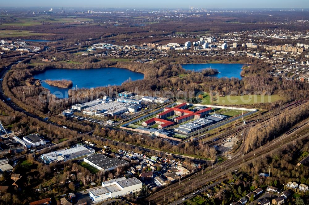 Aerial image Ratingen - Prison grounds and high security fence Prison Justizvollzugsanstalt Duesseldorf on Oberhausener Strasse in Ratingen in the state North Rhine-Westphalia, Germany