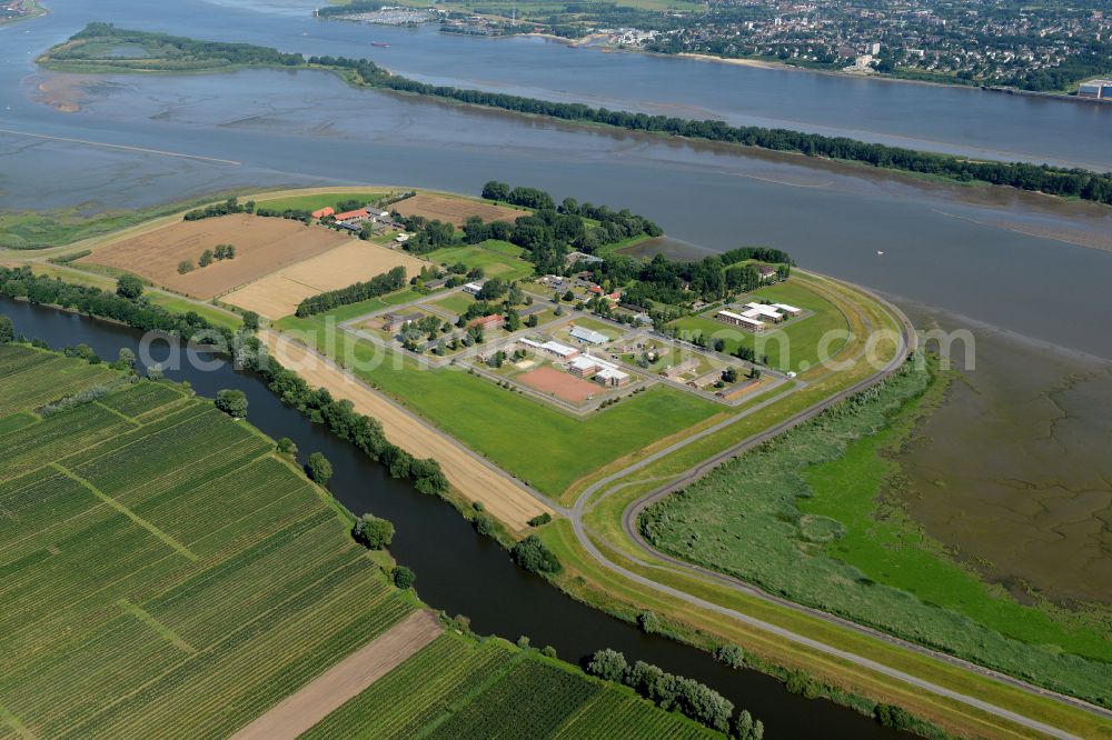 Aerial photograph Jork - Prison grounds and high security fence Prison on the island in the course of the Elbe river in the district Hahnoefersand in Jork Old Land in the state Lower Saxony, Germany