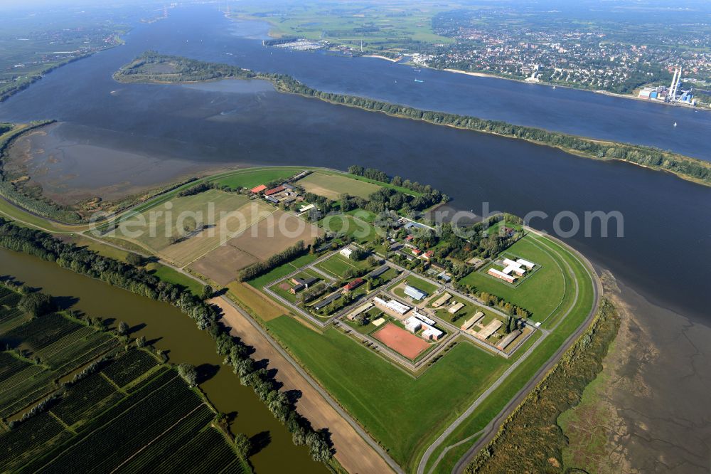 Aerial photograph Jork - Prison grounds and high security fence Prison on the island in the course of the Elbe river in the district Hahnoefersand in Jork Old Land in the state Lower Saxony, Germany