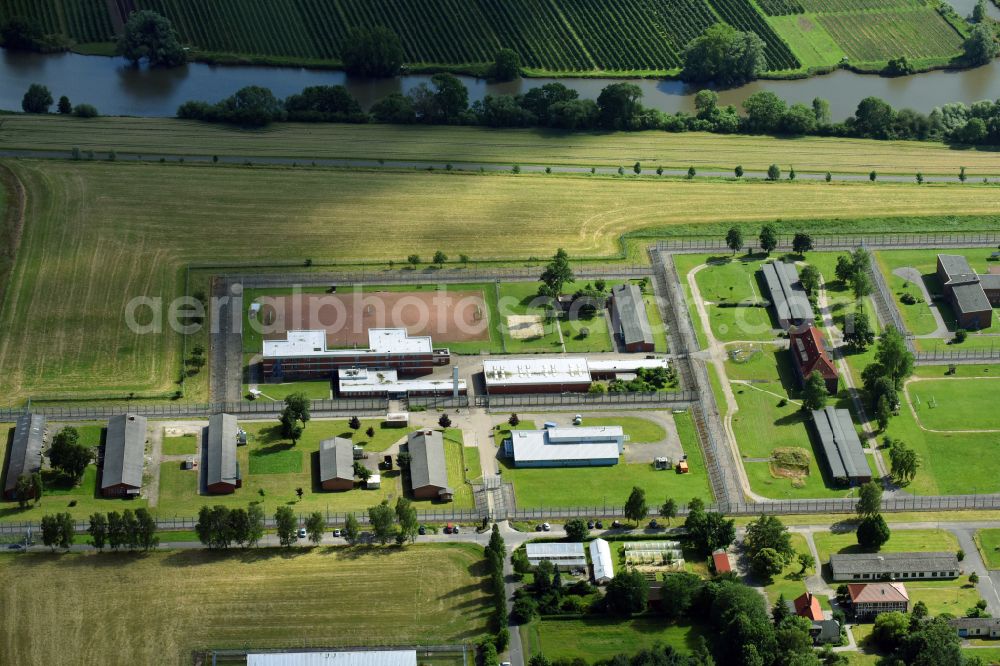 Aerial photograph Jork - Prison grounds and high security fence Prison on the island in the course of the Elbe river in the district Hahnoefersand in Jork Old Land in the state Lower Saxony, Germany