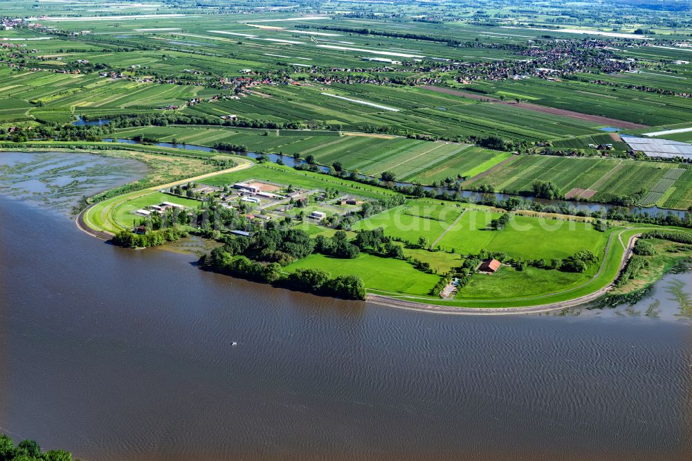 Aerial photograph Jork - Prison grounds and high security fence Prison on the island in the course of the Elbe river in the district Hahnoefersand in Jork Old Land in the state Lower Saxony, Germany