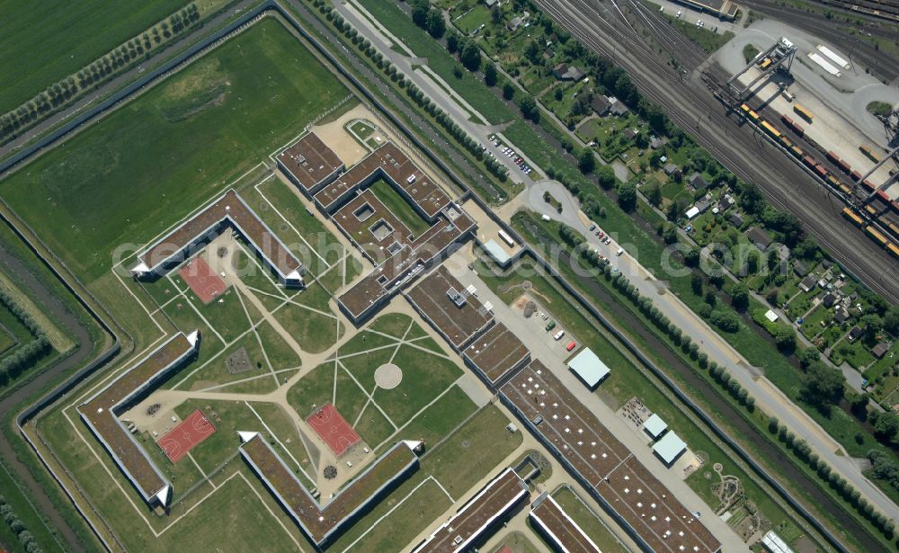 Aerial image Hamburg - Prison grounds and high security fence Prison Justizvollzugsanstalt Billwerder on Dweerlandweg in the district Billwerder in Hamburg, Germany