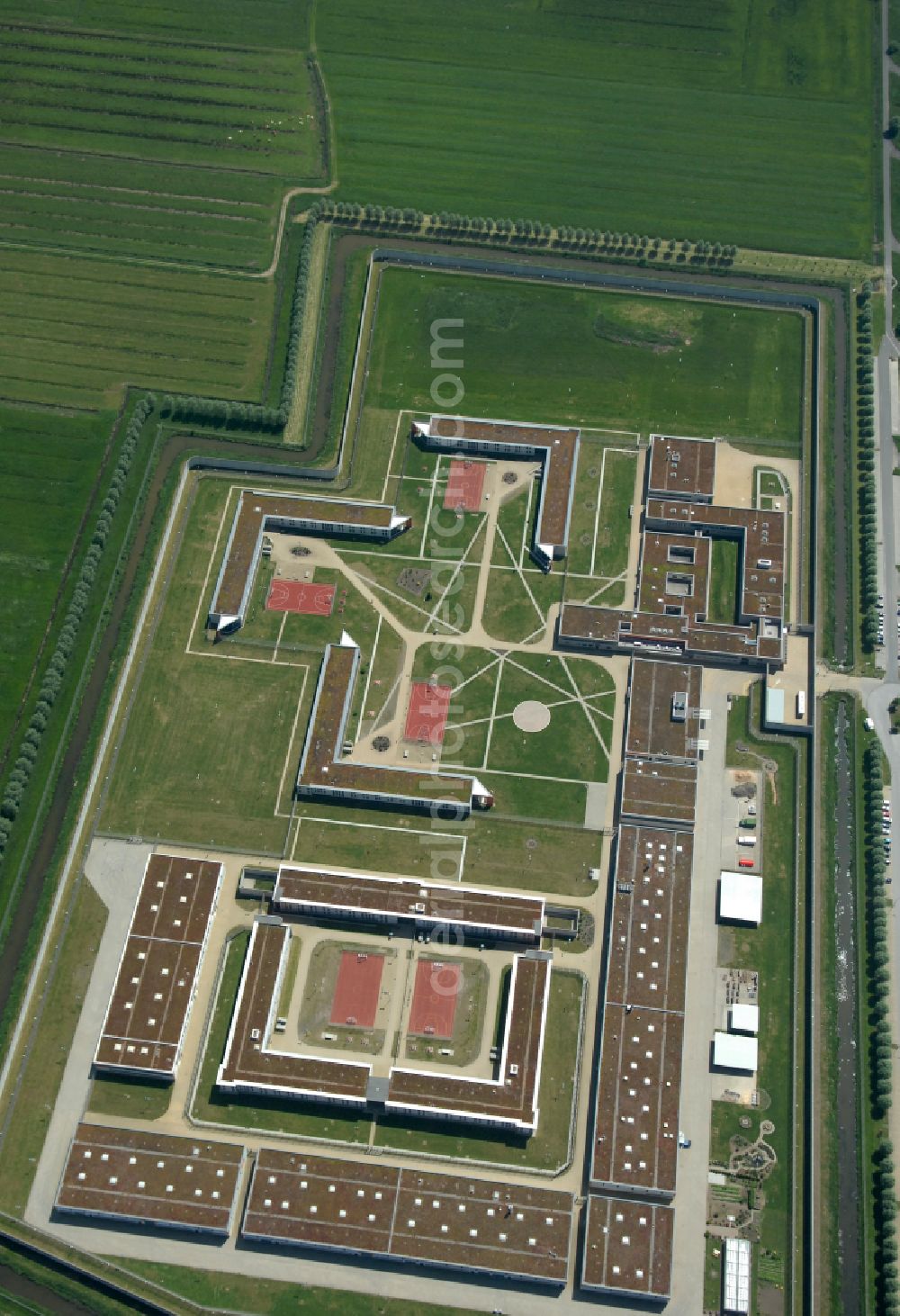 Aerial photograph Hamburg - Prison grounds and high security fence Prison Justizvollzugsanstalt Billwerder on Dweerlandweg in the district Billwerder in Hamburg, Germany