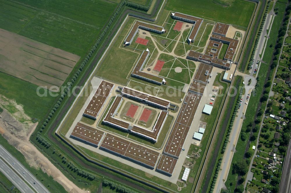 Hamburg from the bird's eye view: Prison grounds and high security fence Prison Justizvollzugsanstalt Billwerder on Dweerlandweg in the district Billwerder in Hamburg, Germany