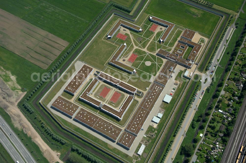 Aerial image Hamburg - Prison grounds and high security fence Prison Justizvollzugsanstalt Billwerder on Dweerlandweg in the district Billwerder in Hamburg, Germany