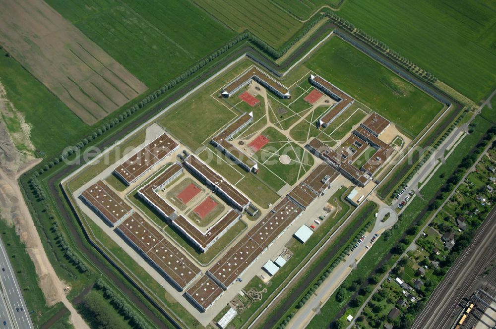 Aerial photograph Hamburg - Prison grounds and high security fence Prison Justizvollzugsanstalt Billwerder on Dweerlandweg in the district Billwerder in Hamburg, Germany