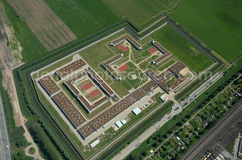 Hamburg from above - Prison grounds and high security fence Prison Justizvollzugsanstalt Billwerder on Dweerlandweg in the district Billwerder in Hamburg, Germany