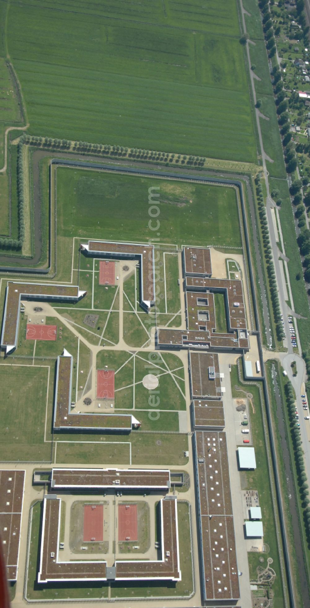 Aerial image Hamburg - Prison grounds and high security fence Prison Justizvollzugsanstalt Billwerder on Dweerlandweg in the district Billwerder in Hamburg, Germany