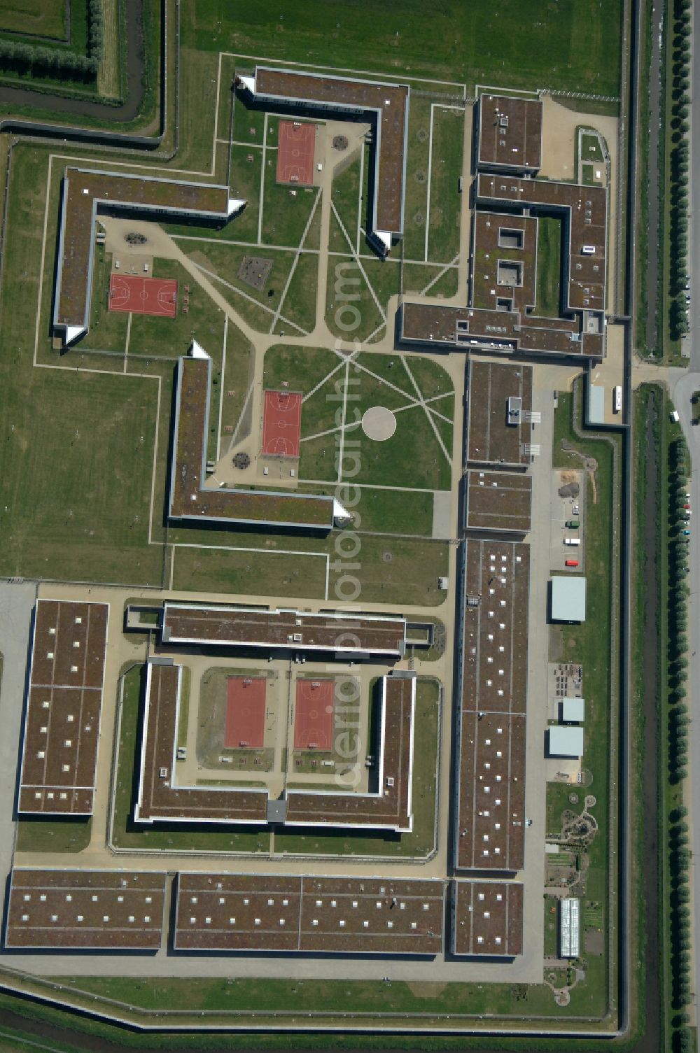 Aerial photograph Hamburg - Prison grounds and high security fence Prison Justizvollzugsanstalt Billwerder on Dweerlandweg in the district Billwerder in Hamburg, Germany