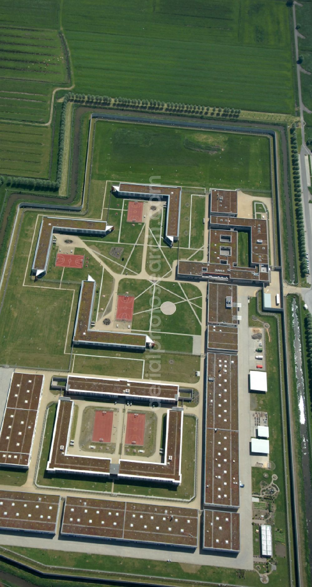 Aerial image Hamburg - Prison grounds and high security fence Prison Justizvollzugsanstalt Billwerder on Dweerlandweg in the district Billwerder in Hamburg, Germany