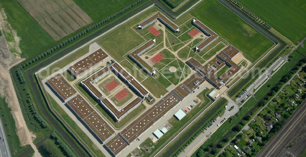 Aerial photograph Hamburg - Prison grounds and high security fence Prison Justizvollzugsanstalt Billwerder on Dweerlandweg in the district Billwerder in Hamburg, Germany