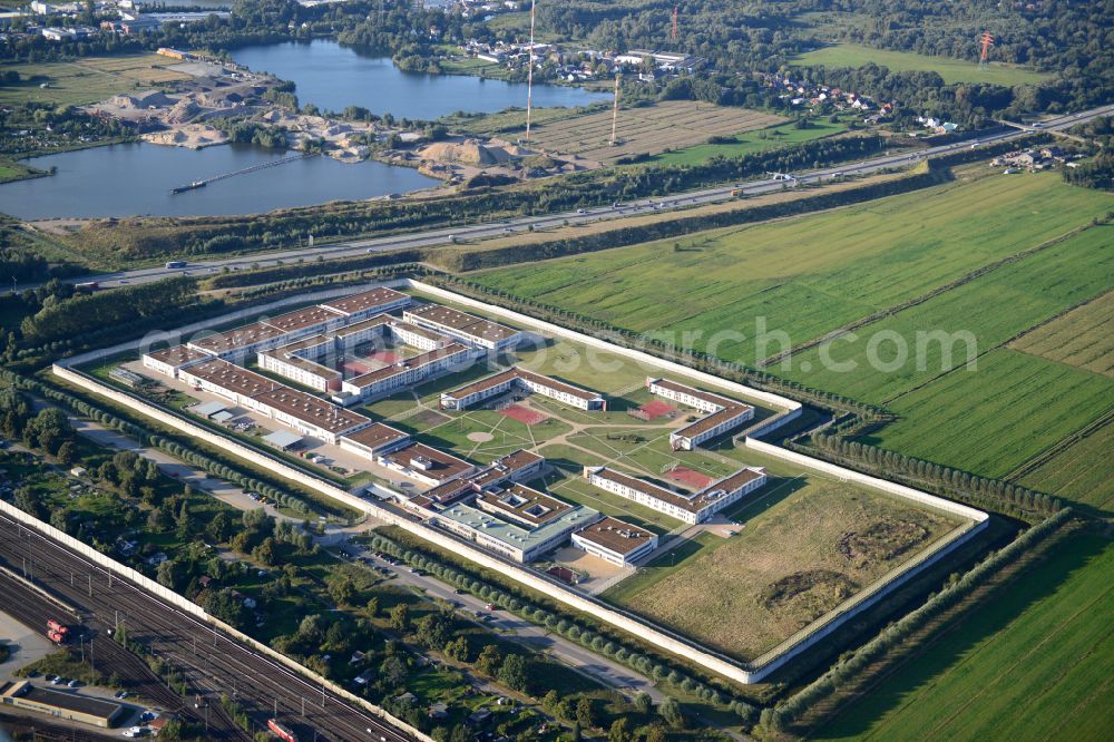 Hamburg from the bird's eye view: Prison grounds and high security fence Prison Justizvollzugsanstalt Billwerder on Dweerlandweg in the district Billwerder in Hamburg, Germany