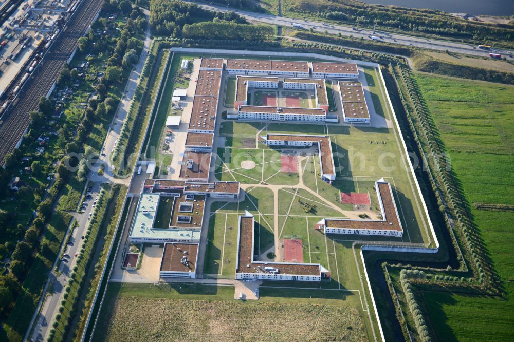 Aerial image Hamburg - Prison grounds and high security fence Prison Justizvollzugsanstalt Billwerder on Dweerlandweg in the district Billwerder in Hamburg, Germany