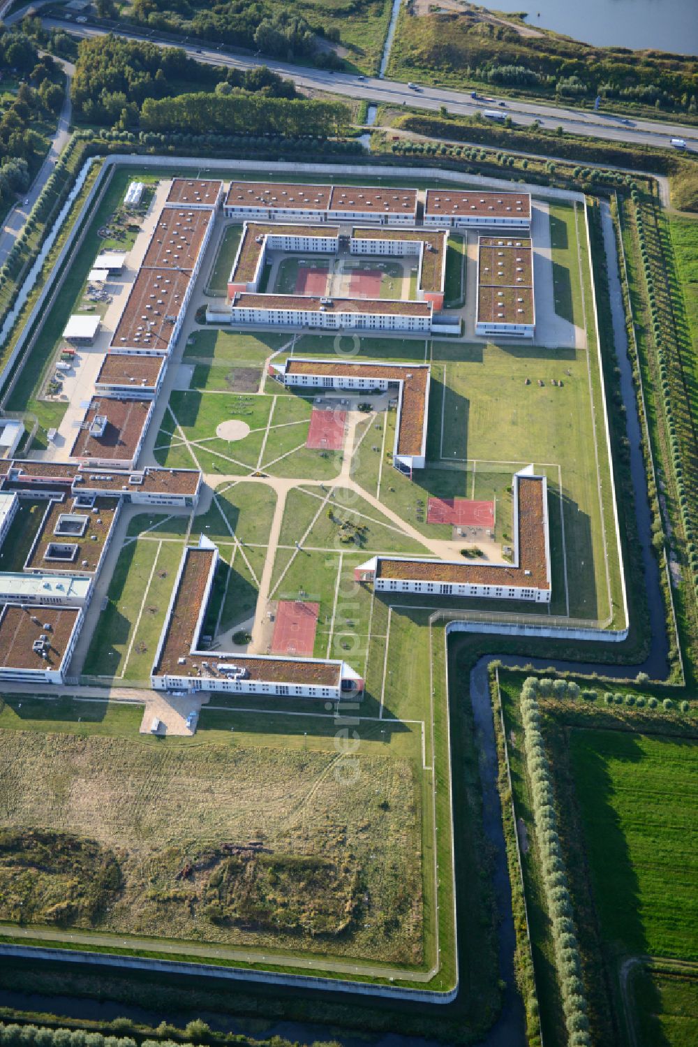 Aerial photograph Hamburg - Prison grounds and high security fence Prison Justizvollzugsanstalt Billwerder on Dweerlandweg in the district Billwerder in Hamburg, Germany