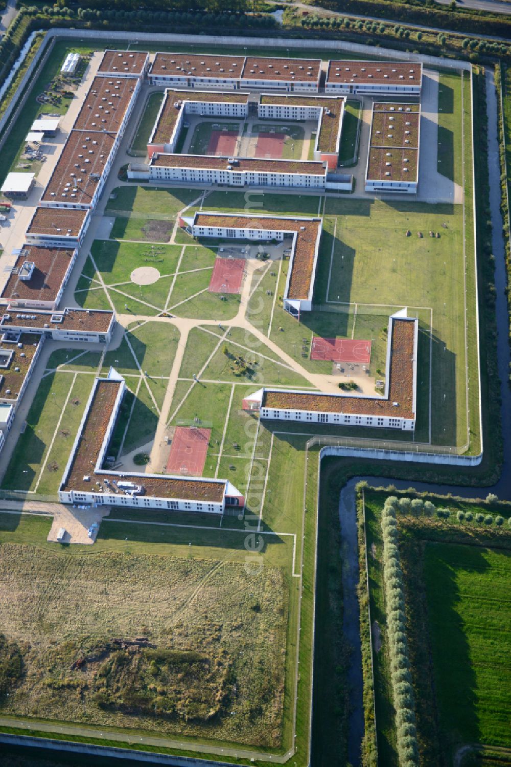 Hamburg from above - Prison grounds and high security fence Prison Justizvollzugsanstalt Billwerder on Dweerlandweg in the district Billwerder in Hamburg, Germany