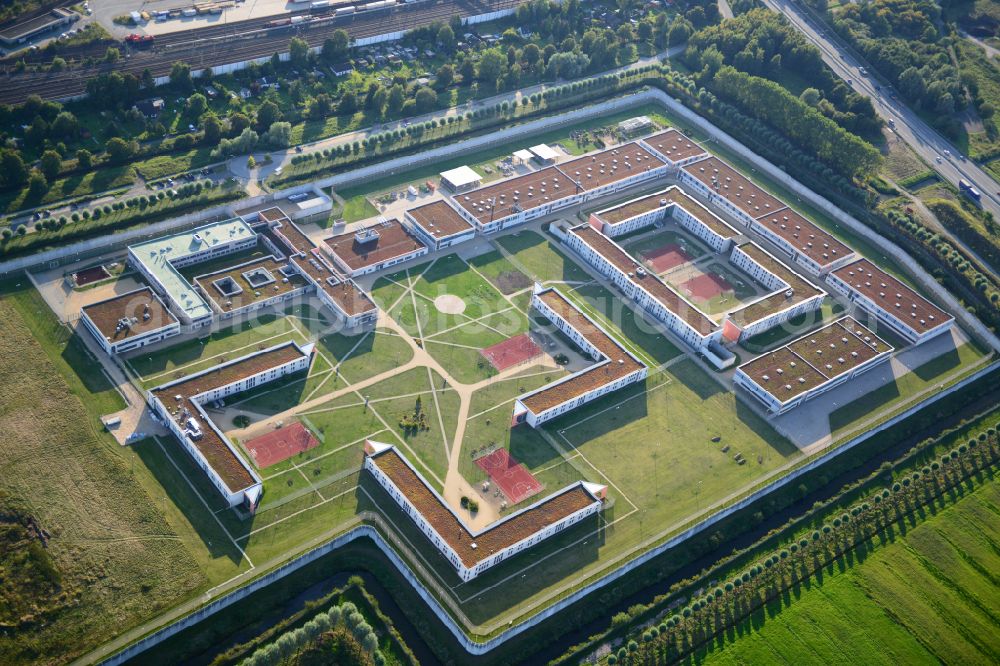 Hamburg from the bird's eye view: Prison grounds and high security fence Prison Justizvollzugsanstalt Billwerder on Dweerlandweg in the district Billwerder in Hamburg, Germany