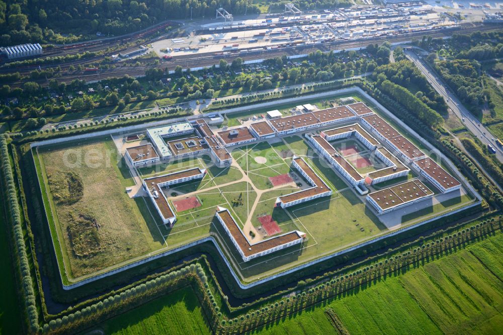 Aerial image Hamburg - Prison grounds and high security fence Prison Justizvollzugsanstalt Billwerder on Dweerlandweg in the district Billwerder in Hamburg, Germany