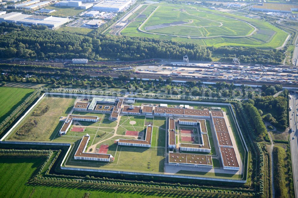 Hamburg from above - Prison grounds and high security fence Prison Justizvollzugsanstalt Billwerder on Dweerlandweg in the district Billwerder in Hamburg, Germany