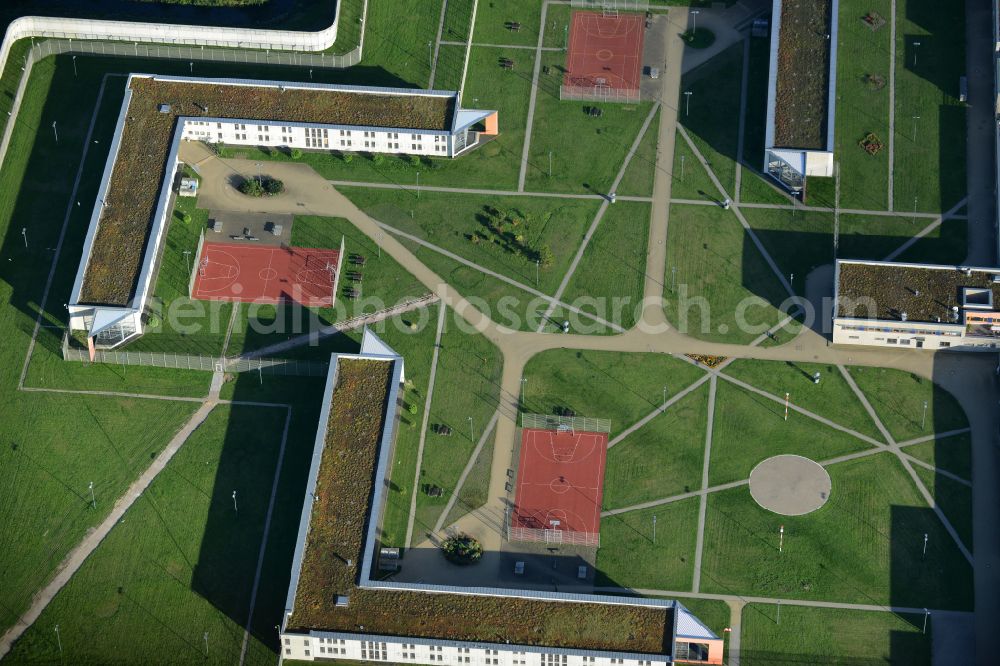 Aerial photograph Hamburg - Prison grounds and high security fence Prison Justizvollzugsanstalt Billwerder on Dweerlandweg in the district Billwerder in Hamburg, Germany