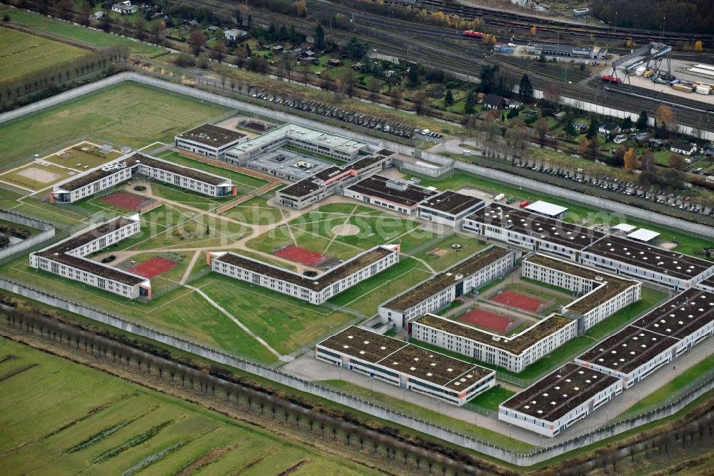 Aerial image Hamburg - Prison grounds and high security fence Prison Justizvollzugsanstalt Billwerder on Dweerlandweg in the district Billwerder in Hamburg, Germany