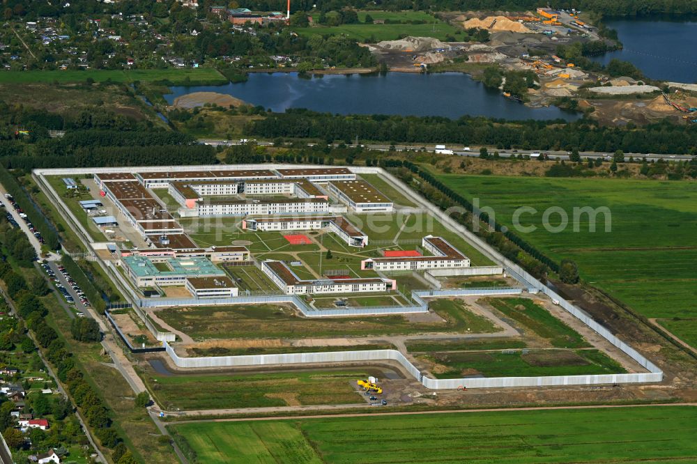 Hamburg from above - Prison grounds and high security fence Prison Justizvollzugsanstalt Billwerder on Dweerlandweg in the district Billwerder in Hamburg, Germany