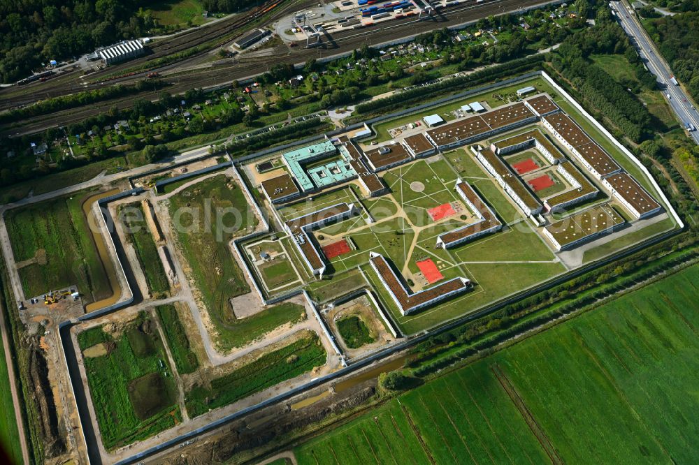 Hamburg from above - Prison grounds and high security fence Prison Justizvollzugsanstalt Billwerder on Dweerlandweg in the district Billwerder in Hamburg, Germany